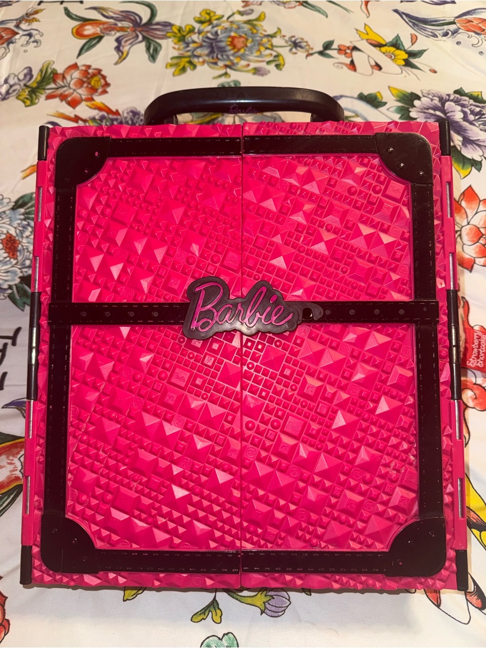 Mattel Barbie Hot Pink & Black
Wardrobe Carrying Case
